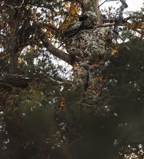 Jimmy Giarraputo in a treestand hunting whitetail deer in Stratus Subalpine | SITKA Gear