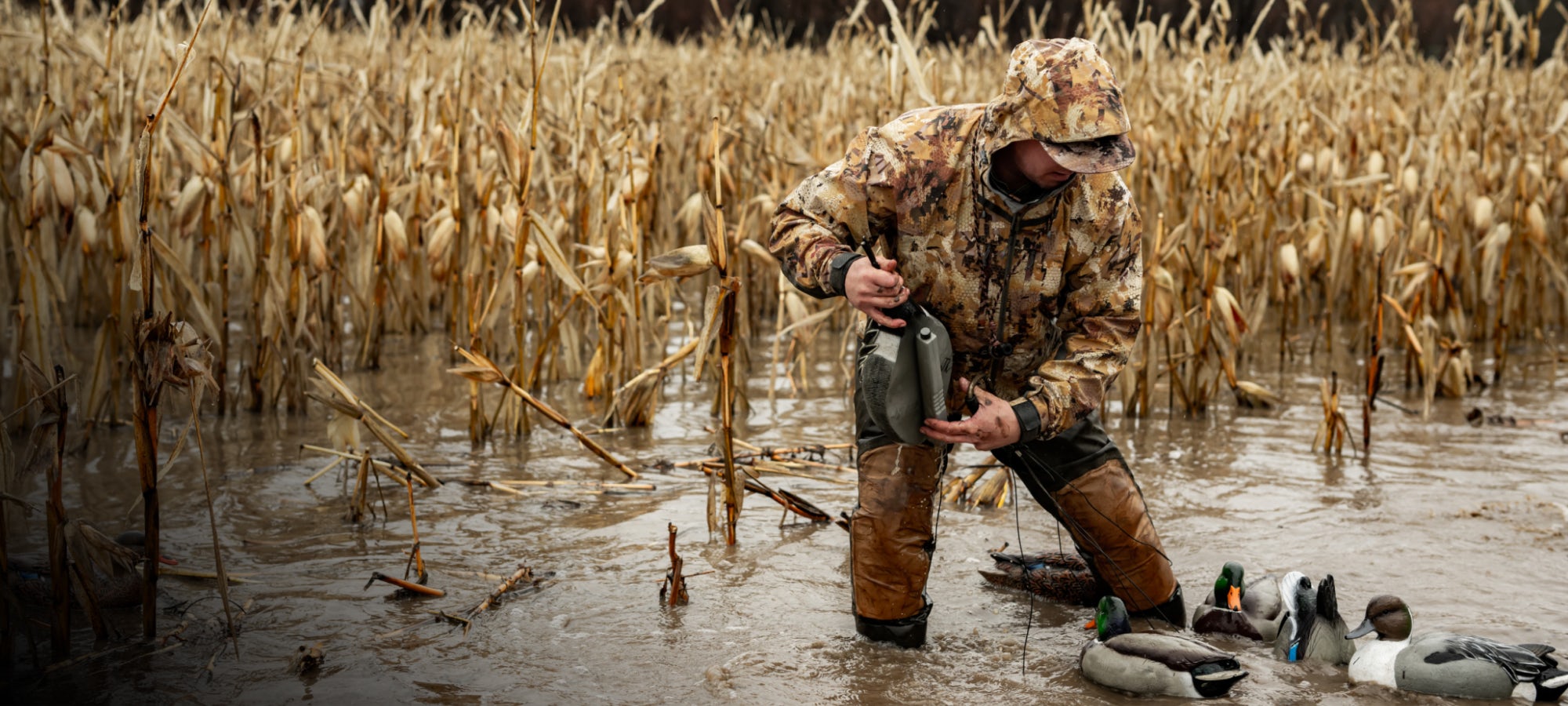 Setting the spread in the Delta Wading System in Waterfowl Marsh | SITKA Gear